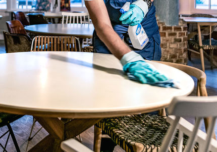 Desinfektion eines Tisches